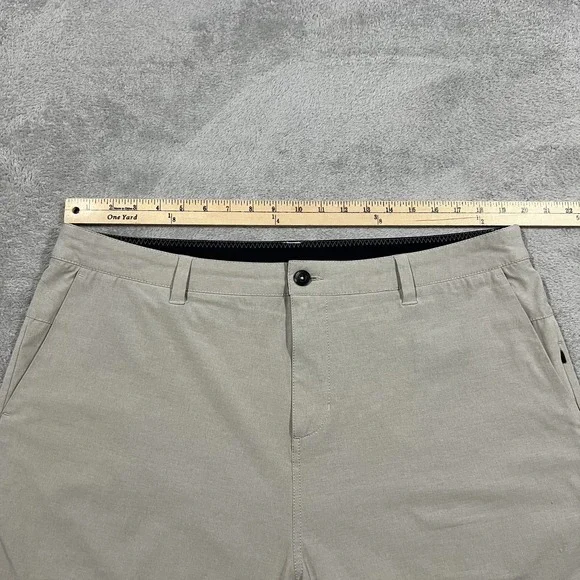 Vuori Aim Shorts Mens 38 Beige V368 Chino Golf Stretch Lightweight Performance - Picture 2 of 14